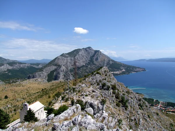 Costa Croata y montañas cerca del mar —  Fotos de Stock