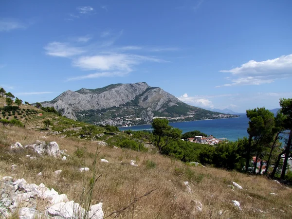 Costa croata e montagne vicino al mare — Foto Stock