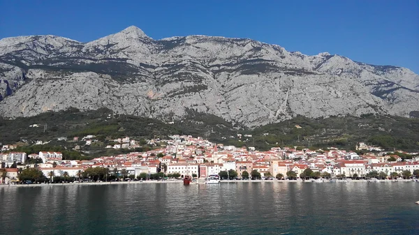 Ville Makarska sur la côte Adriatique de la Croatie — Photo