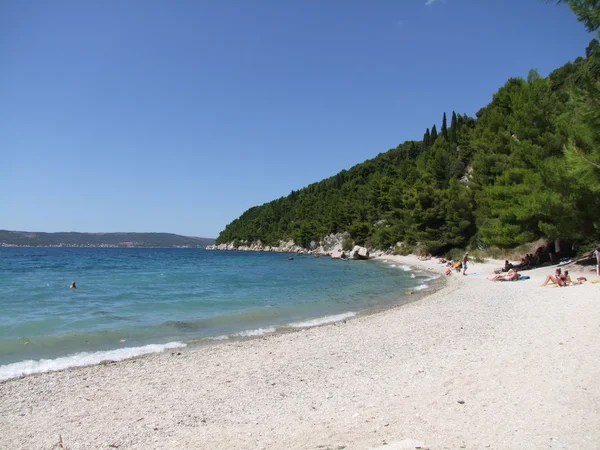 Plage Kasjuni en croatie divisée — Photo