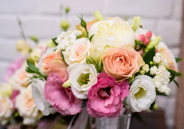 Güzel bir buket çiçek. Düğün tasarımındaki dekor. Gençlerin masasının prizması. Düğün dekorasyonu ve dekorasyonu.