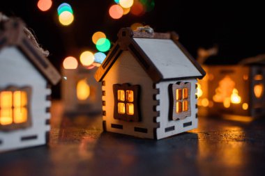 Güzel Noel ağacı fenerleri ve evler. Yeni yıl tarafı, ateşli mum. Ekolojik hatıralar.