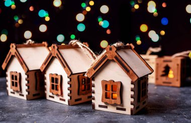 Güzel Noel ağacı fenerleri ve evler. Yılbaşı gecesi, ateşle mum. Eko hatıralar. Tatil içeriği.