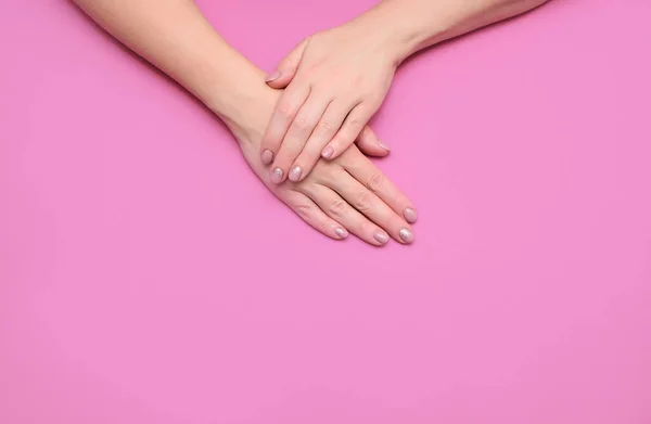 Mãos Mulher Com Uma Bela Manicure Delicada Fundo Colorido Vista — Fotografia de Stock