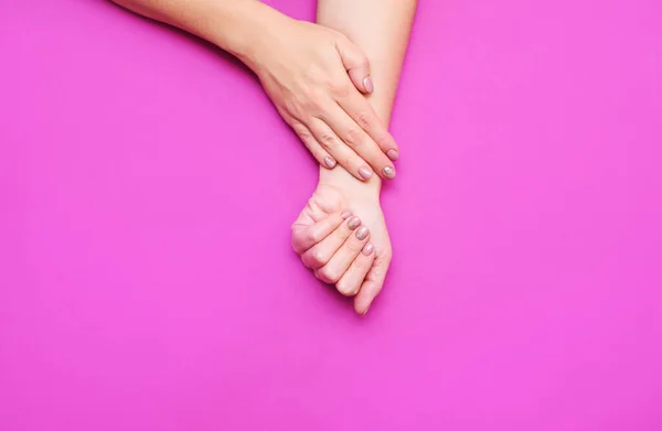 Mãos Mulher Com Uma Bela Manicure Delicada Fundo Colorido Vista — Fotografia de Stock