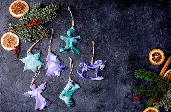 Noel ağacında epoksi reçine oyuncaklarından yapılmış güzel oyuncaklar. Yukarıdan bak. Yeni Yıl İçeriği.