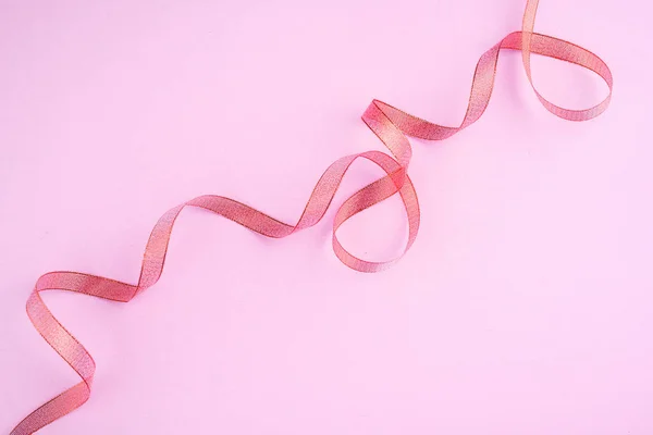 柔和粉色背景上的漂亮缎带喜庆的满足 从上面看 放在文字的地方 平躺在床上 — 图库照片