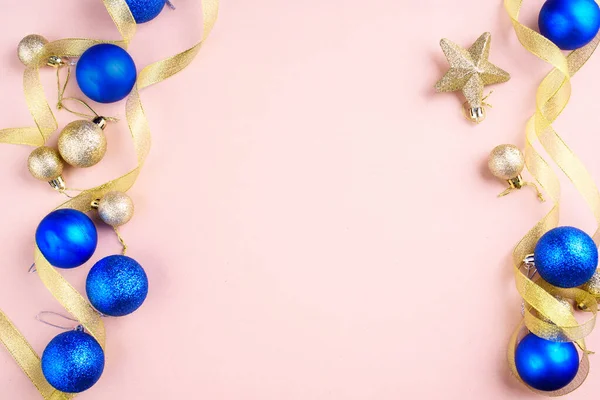 Kerstboom Mooie Speelgoed Ballen Gouden Lint Plaats Voor Tekst Oud — Stockfoto