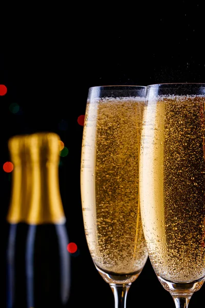 Due Bicchieri Con Vigraist Champagne Una Bottiglia Champagne Luci Lateralmente — Foto Stock