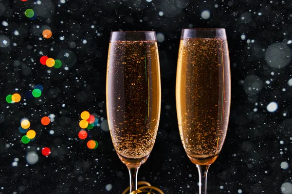 Två Glas Champagne Vigraister Och Flaska Champagne Ljus Sidled Serpentin — Stockfoto