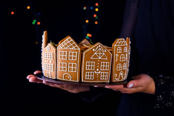 Een Meisje Met Een Kerstcake Met Peperkoeken Huizen Een Verjaardagstaart — Stockfoto