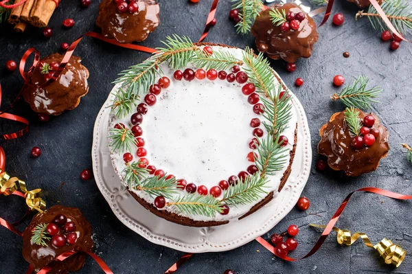 Small Chocolate Muffins Big Cake Poured Chocolate Decorated Winter Berries — Stock Photo, Image