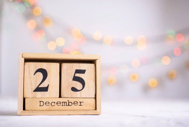 Yeni yıl içeriği, Noel ağacı altın oyuncakları, küçük bir Noel ağacı, ışıklar, 25 Aralık 'ta ahşap eko küpleri. Mutlu Noeller ve yeni yıl