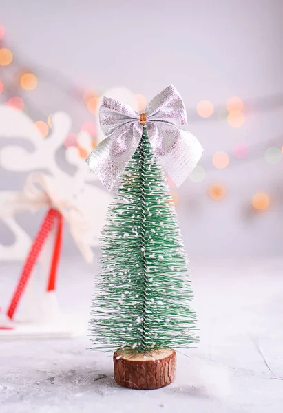 Κάρτα Της Πρωτοχρονιάς Ένα Φωτεινό Φόντο Μικρό Δέντρο Μπάλες Χριστουγεννιάτικου — Φωτογραφία Αρχείου