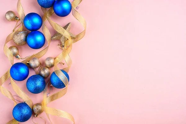 Nieuwjaarsvreugde Met Takjes Gegeten Gouden Speelgoed Voor Kerstboom Geschenk Versierd — Stockfoto