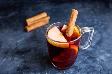 Baharatlı kırmızı şarap. Noel süsü. Gri arka plan. Uzayı kopyala Yeni yıl içeriği 2021