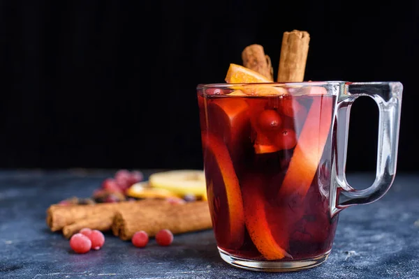 Glühwein Met Specerijen Kerstversiering Grijze Achtergrond Begrepen Ruimte Inhoud Nieuwjaar — Stockfoto