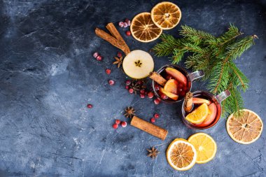 İki bardak yılbaşı şarabı ya da kırsal masa manzaralı baharatlı ve portakal dilimli gluhwein. Kış tatilinde geleneksel içki. Yeni yıl içeriği
