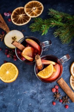 İki bardak yılbaşı şarabı ya da kırsal masa manzaralı baharatlı ve portakal dilimli gluhwein. Kış tatilinde geleneksel içki. Yeni yıl içeriği