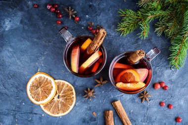 İki bardak yılbaşı şarabı ya da kırsal masa manzaralı baharatlı ve portakal dilimli gluhwein. Kış tatilinde geleneksel içki. Yeni yıl içeriği