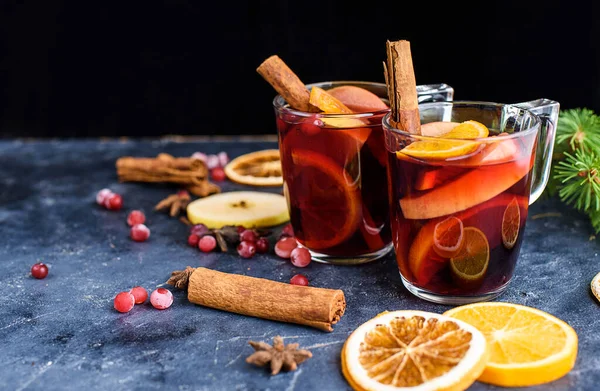 Twee Kopjes Kerstglühwein Gluhwein Met Specerijen Sinaasappelschijfjes Rustieke Tafelbladen Traditionele — Stockfoto