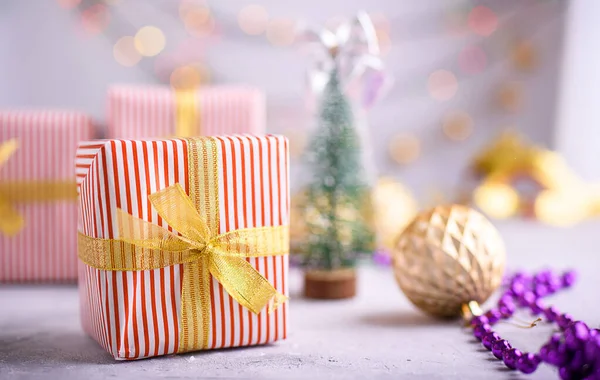Περιεχόμενο Της Πρωτοχρονιάς Αγκάθια Έφαγε Χρυσά Παιχνίδια Για Χριστουγεννιάτικο Δέντρο — Φωτογραφία Αρχείου