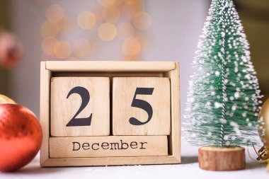 Yeni yıl içeriği, Noel ağacı altın oyuncakları, küçük bir Noel ağacı, ışıklar, 25 Aralık 'ta ahşap eko küpleri. Mutlu Noeller ve yeni yıl