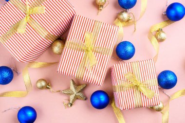 Yeni yılda yenen lahanalarla, Noel ağacı için altın oyuncaklar. Altın kurdeleyle süslenmiş bir hediye, 2021 yılının sembolü. Düz yatıyordu