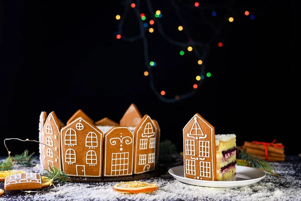 美味的蛋糕配上迷迭香和橙皮 新年的甜点 饼干蛋糕 凝乳奶油 — 图库照片