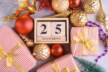 Yeni yıl içeriği, Noel ağacı altın oyuncakları, küçük bir Noel ağacı, ışıklar, 25 Aralık 'ta ahşap eko küpleri. Mutlu Noeller ve yeni yıl