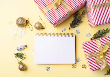 Yeni yılda yenen lahanalarla, Noel ağacı için altın oyuncaklar. Altın kurdeleyle süslenmiş bir hediye, 2021 yılının sembolü. Metin için beyaz dizüstü bilgisayar