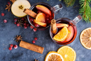 İki bardak yılbaşı şarabı ya da kırsal masa manzaralı baharatlı ve portakal dilimli gluhwein. Kış tatilinde geleneksel içki. Yeni yıl içeriği