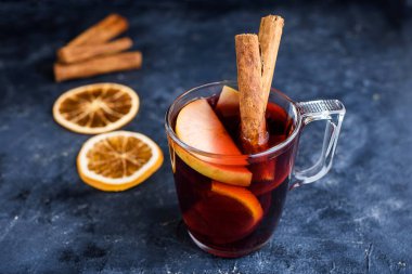 Baharatlı kırmızı şarap. Noel süsü. Gri arka plan. Uzayı kopyala Yeni yıl içeriği 2021