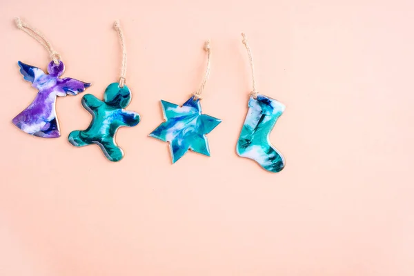 Noel ağacı oyuncakları. Boke 'un siyah arka planında, epoksi reçineden yapılmış bir Noel ağacında. Yeni yıl içeriği. El yapımı oyuncaklar