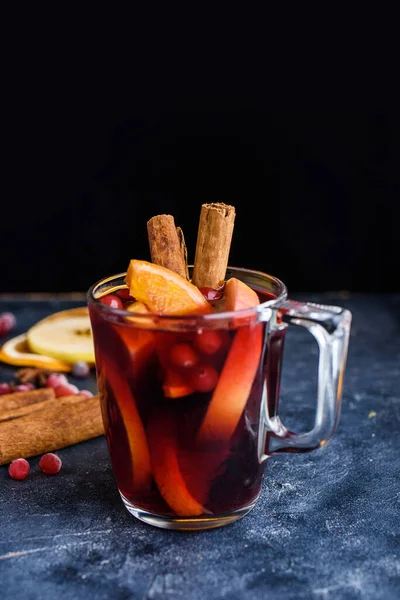 Glühwein Met Specerijen Kerstversiering Grijze Achtergrond Begrepen Ruimte Inhoud Nieuwjaar — Stockfoto