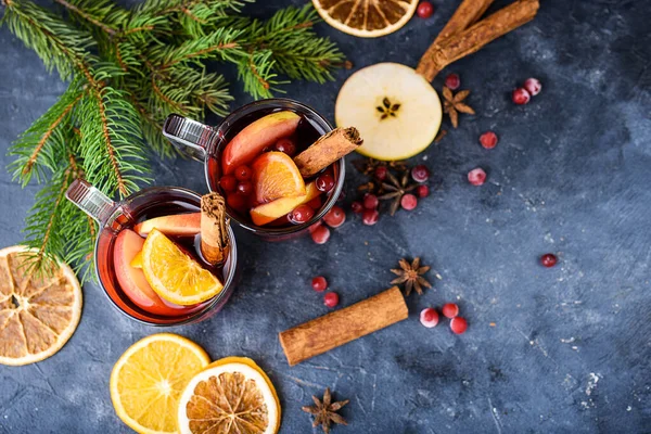 Twee Kopjes Kerstmis Glühwein Gluhwein Met Specerijen Sinaasappelschijfjes Rustieke Tafelbladen — Stockfoto