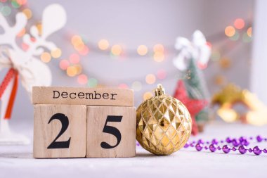 Yeni yıl içeriği, Noel ağacı altın oyuncakları, küçük bir Noel ağacı, ışıklar, 25 Aralık 'ta ahşap eko küpleri. Mutlu Noeller ve yeni yıl