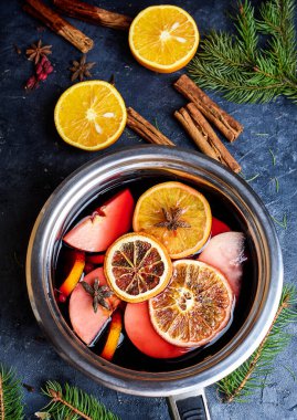 Sıcak alkol yapmak, panayırda satılık sıcak şarap içmek. Kırmızı şarapla narenciye ve büyük metal kapta karanfil karışımı çorba kepçesiyle karıştırılmış. Yeni yıla yakınlaştırma süresi