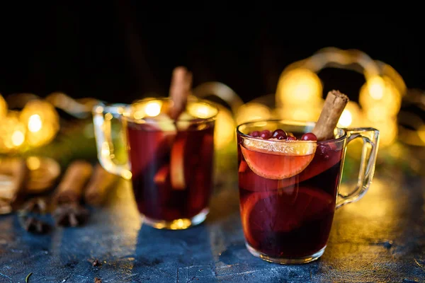 Yılbaşı Şarabı Firavun Dalları Kızılcıklar Baharatlarla Süslenmiş Tatil Konsepti Yeni — Stok fotoğraf