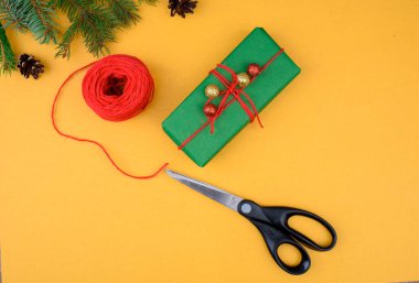 Noel kompozisyonu. Noel hediyeleri, çam dalları, beyaz arka planda oyuncaklar. Düz yerde, üst tarafta. Yeni yıl içeriği