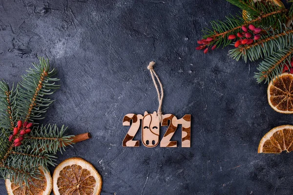 Yeni yılın sembolü olarak. Bir yıl boğa güreşi. Noel ağaçlarında güzel boğalar şeklinde tahta oyuncaklar. Eko oyuncakları.