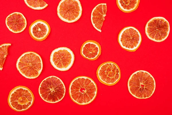 Rodajas Naranja Seca Sobre Fondo Rojo Brillante Contenido Fruta — Foto de Stock