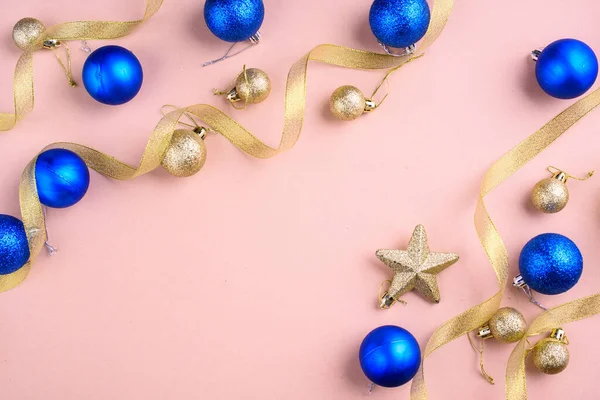 Nieuwjaarsvreugde Met Takjes Gegeten Gouden Speelgoed Voor Kerstboom Geschenk Versierd — Stockfoto