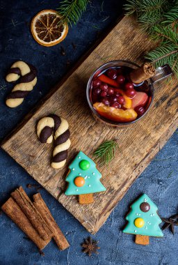 Kış için sıcak sıcak şarap ve noel için fotokopi alanı olan ahşap masada. Kırmızı sıcak şarap. Yeni yıl konsepti. Noel ağacı zencefilli ekmeği