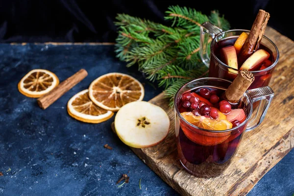 Χριστουγεννιάτικο Κρασί Διακοπές Διακοσμημένες Κλαδιά Fir Cranberries Και Μπαχαρικά Νέα — Φωτογραφία Αρχείου