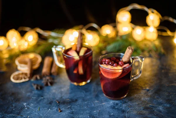 Kerst Glühwein Vakantie Concept Versierd Met Fir Takken Cranberries Kruiden — Stockfoto