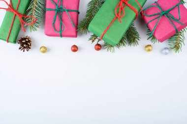 Şablon tasarımı için çam ağacıyla birlikte Noel hediyesi kutuları koleksiyonu. Yukarıdan bak. Düz yatıyordu. Yeni yıl içeriği