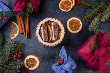 Ahşap bir kutuda sıcak şarap için yeni yıl seti. Kokulu baharatlar, portakal kabuğu, tarçın çubukları, badyan. Yeni yıl hediyesi.