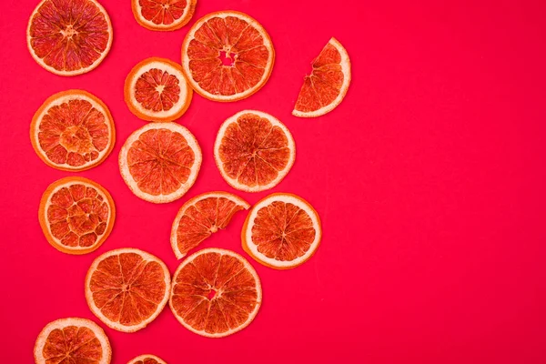 Rodajas Naranja Seca Sobre Fondo Rojo Brillante Contenido Fruta — Foto de Stock
