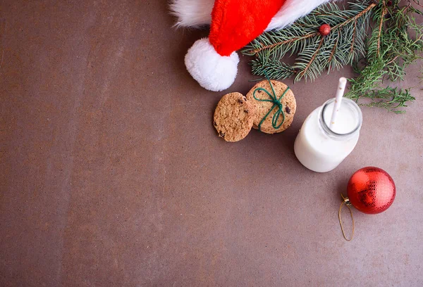 Новогоднее Печенье Санты Молоком Белых Блюдах Шоколадом Шляпа Санты Игрушки — стоковое фото